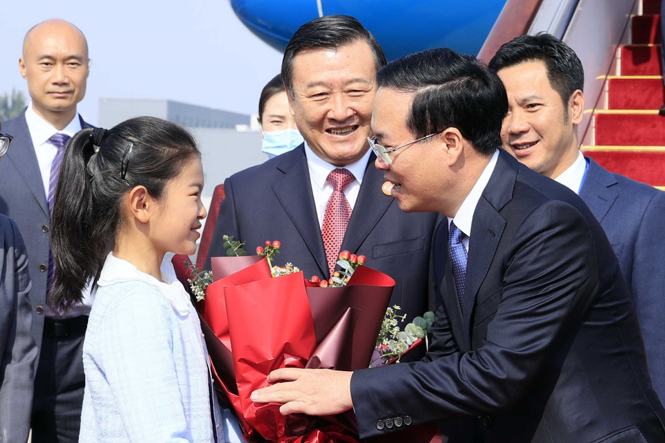 Lễ đón Chủ tịch nước Võ Văn Thưởng tại Sân bay Bắc Kinh. (Ảnh: Thống Nhất/TTXVN)