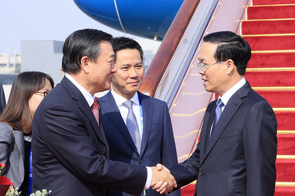 Sáng 17/10/2023, Chủ tịch nước Võ Văn Thưởng dẫn đầu Đoàn Đại biểu Cấp cao Việt Nam đến Thủ đô Bắc Kinh, Trung Quốc, bắt đầu tham dự Diễn đàn Cấp cao Hợp tác Quốc tế "Vành đai và Con đường" lần thứ ba. (Ảnh: Thống Nhất/TTXVN)
