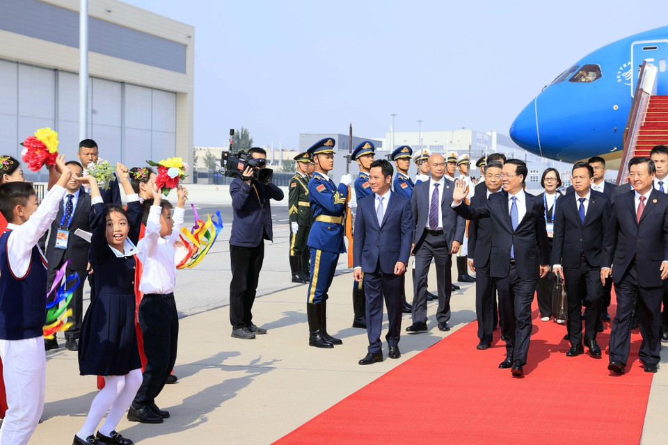 Lễ đón Chủ tịch nước Võ Văn Thưởng tại Sân bay Bắc Kinh. (Ảnh: Thống Nhất/TTXVN)