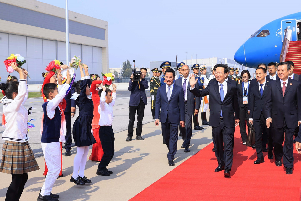 Lễ đón Chủ tịch nước Võ Văn Thưởng tại Sân bay Bắc Kinh. (Ảnh: Thống Nhất/TTXVN)