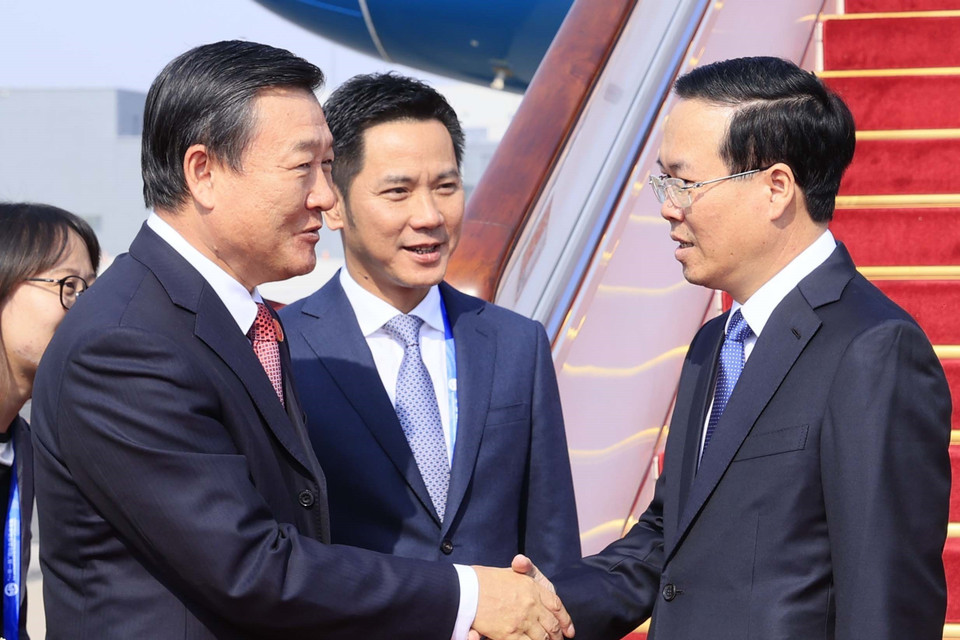 Bộ trưởng Bộ Nhà ở và Xây dựng Đô thị, Nông thôn Trung Quốc Nghê Hồng đón Chủ tịch nước Võ Văn Thưởng tại Sân bay Bắc Kinh. (Ảnh: Thống Nhất/TTXVN)