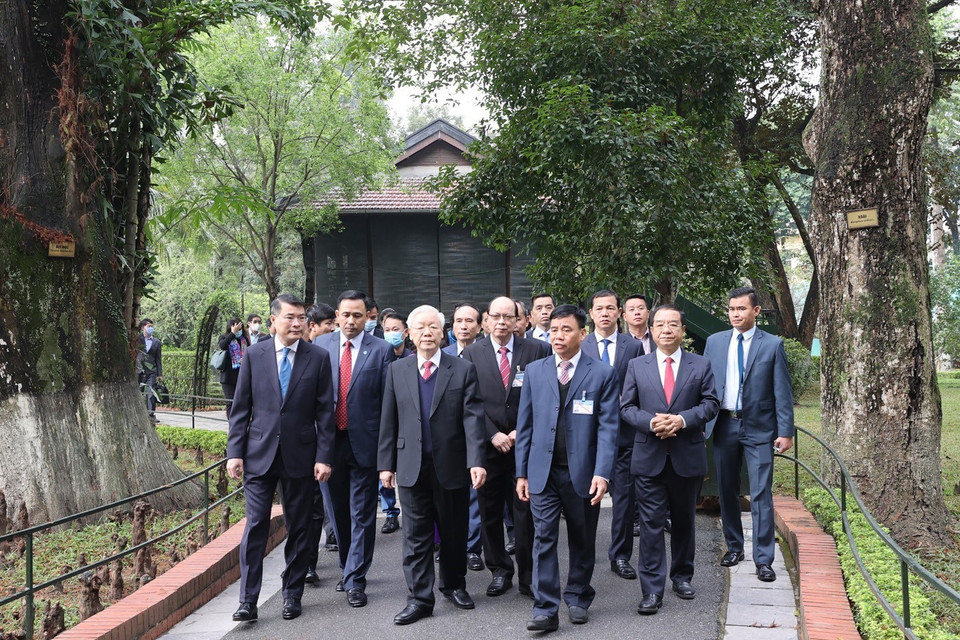 Nhân dịp Tết Nguyên đán Tân Sửu 2021, sáng 10/2/2021 (29 Tết), Tổng Bí thư, Chủ tịch nước Nguyễn Phú Trọng đến dâng hương tưởng niệm Bác Hồ ở Nhà 67 trong Khu Di tích Chủ tịch Hồ Chí Minh tại Phủ Chủ tịch. (Ảnh: Trí Dũng/TTXVN)