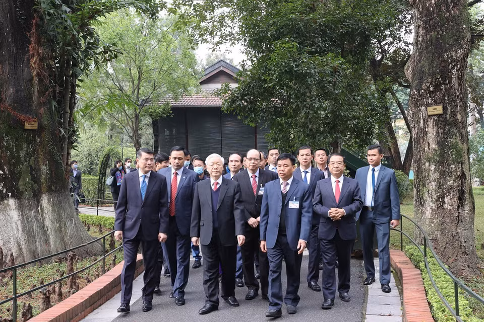 Nhân dịp Tết Nguyên đán Tân Sửu 2021, sáng 10/2/2021 (29 Tết), Tổng Bí thư, Chủ tịch nước Nguyễn Phú Trọng đến dâng hương tưởng niệm Bác Hồ ở Nhà 67 trong Khu Di tích Chủ tịch Hồ Chí Minh tại Phủ Chủ tịch. (Ảnh: Trí Dũng/TTXVN)