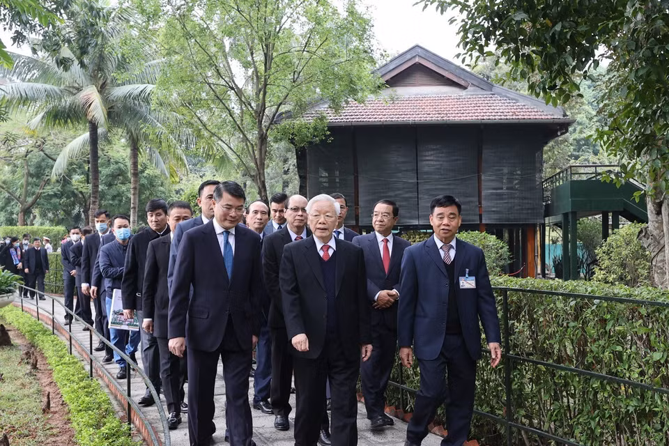 Nhân dịp Tết Nguyên đán Tân Sửu 2021, sáng 10/2/2021 (29 Tết), Tổng Bí thư, Chủ tịch nước Nguyễn Phú Trọng đến dâng hương tưởng niệm Bác Hồ ở Nhà 67 trong Khu Di tích Chủ tịch Hồ Chí Minh tại Phủ Chủ tịch. (Ảnh: Trí Dũng/TTXVN)