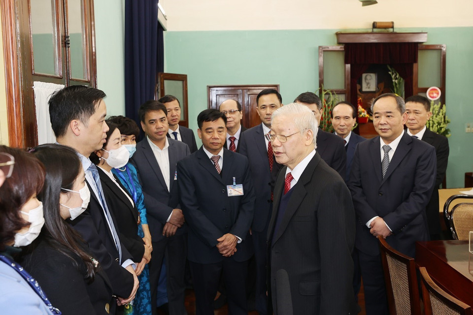 Tổng Bí thư, Chủ tịch nước Nguyễn Phú Trọng nói chuyện thân mật với cán bộ, nhân viên Khu Di tích Chủ tịch Hồ Chí Minh ở Phủ Chủ tịch. (Ảnh: Trí Dũng/TTXVN)