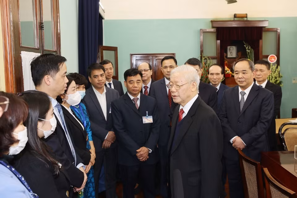 Tổng Bí thư, Chủ tịch nước Nguyễn Phú Trọng nói chuyện thân mật với cán bộ, nhân viên Khu Di tích Chủ tịch Hồ Chí Minh ở Phủ Chủ tịch. (Ảnh: Trí Dũng/TTXVN)