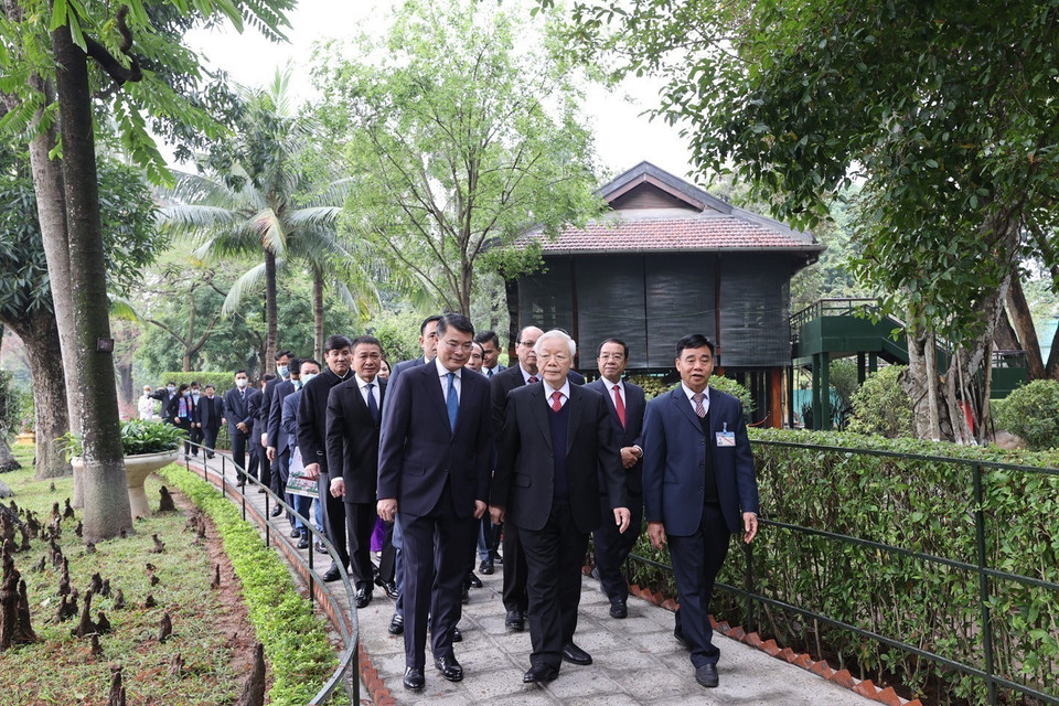 Nhân dịp Tết Nguyên đán Tân Sửu 2021, sáng 10/2/2021 (29 Tết), Tổng Bí thư, Chủ tịch nước Nguyễn Phú Trọng đến dâng hương tưởng niệm Bác Hồ ở Nhà 67 trong Khu Di tích Chủ tịch Hồ Chí Minh tại Phủ Chủ tịch. (Ảnh: Trí Dũng/TTXVN)