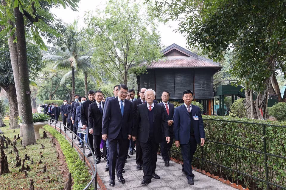 Nhân dịp Tết Nguyên đán Tân Sửu 2021, sáng 10/2/2021 (29 Tết), Tổng Bí thư, Chủ tịch nước Nguyễn Phú Trọng đến dâng hương tưởng niệm Bác Hồ ở Nhà 67 trong Khu Di tích Chủ tịch Hồ Chí Minh tại Phủ Chủ tịch. (Ảnh: Trí Dũng/TTXVN)