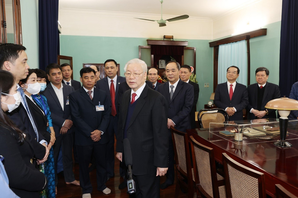 Tổng Bí thư, Chủ tịch nước Nguyễn Phú Trọng nói chuyện thân mật với cán bộ, nhân viên Khu Di tích Chủ tịch Hồ Chí Minh ở Phủ Chủ tịch. (Ảnh: Trí Dũng/TTXVN)