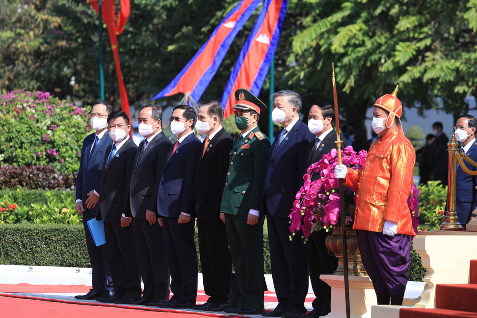Các thành viên Đoàn đại biểu cấp cao Việt Nam tham dự Lễ đón ở Cung điện Hoàng gia Campuchia. (Ảnh: Thống Nhất/TTXVN)
