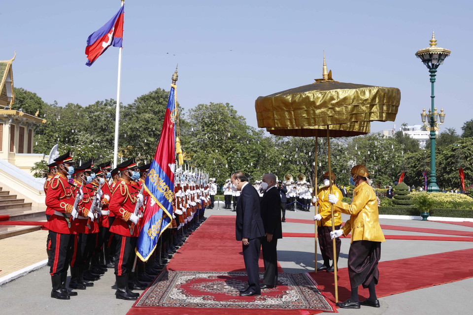 Sáng 21/12, tại Cung điện Hoàng gia ở Thủ đô Phnom Penh, Quốc vương Norodom Sihamoni chủ trì Lễ đón trọng thể Chủ tịch nước Nguyễn Xuân Phúc cùng Đoàn đại biểu cấp cao Việt Nam thăm cấp Nhà nước Vương quốc Campuchia. (Ảnh: Thống Nhất/TTXVN)