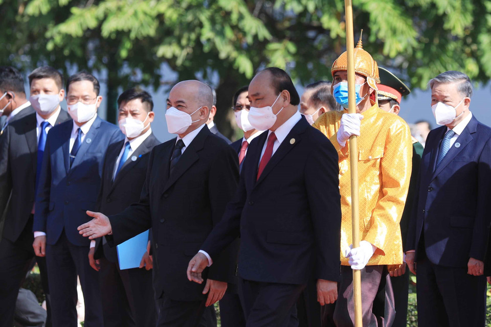 Chủ tịch nước Nguyễn Xuân Phúc và Quốc vương Campuchia Norodom Sihamoni tại lễ đón. (Ảnh: Thống Nhất/TTXVN)