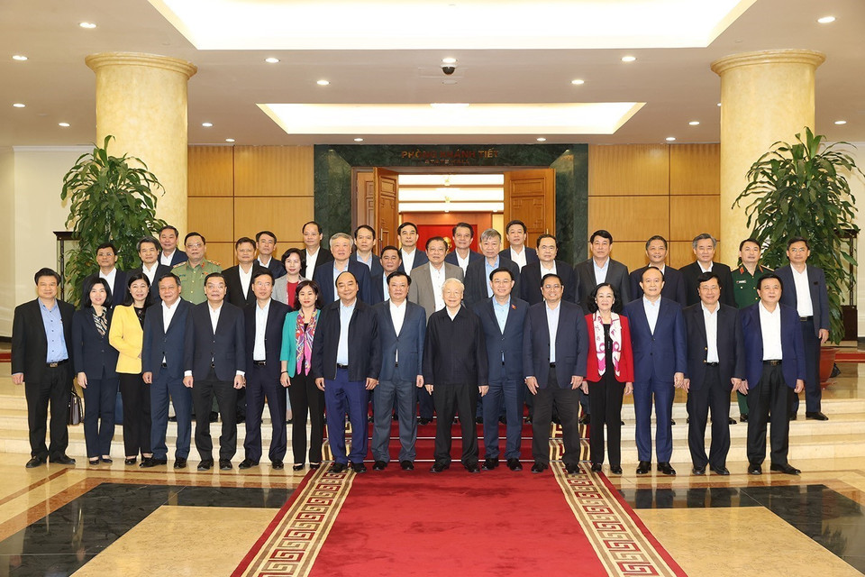 Tổng Bí thư Nguyễn Phú Trọng, Chủ tịch nước Nguyễn Xuân Phúc,Thủ tướng Chính phủ Phạm Minh Chính, Chủ tịch Quốc hội Vương Đình Huệ, Thường trực Ban Bí thư Võ Văn Thưởng cùng các vị lãnh đạo Đảng, Nhà nước với Ban Thường vụ và lãnh đạo thành phố Hà Nội. (Ảnh: Trí Dũng/TTXVN)