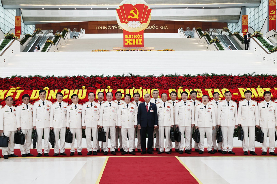 Ủy viên Bộ Chính trị, Thủ tướng Chính phủ Nguyễn Xuân Phúc chụp ảnh chung với Đoàn đại biểu Đảng bộ Công an Trung ương, chiều 27/1. (Nguồn: TTXVN)