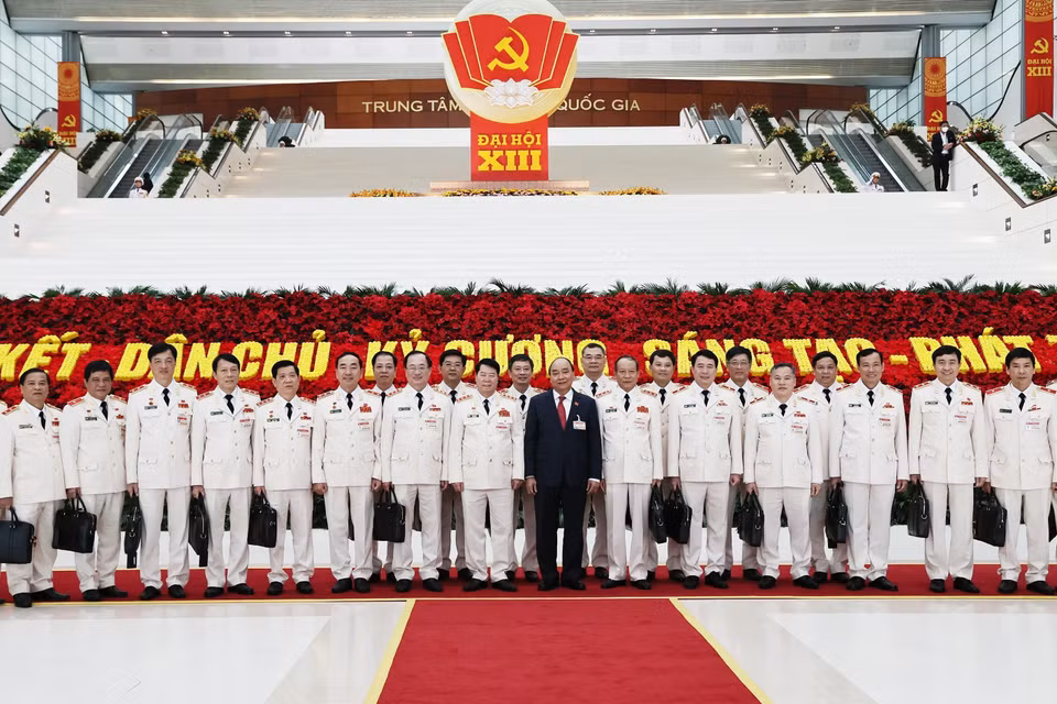 Ủy viên Bộ Chính trị, Thủ tướng Chính phủ Nguyễn Xuân Phúc chụp ảnh chung với Đoàn đại biểu Đảng bộ Công an Trung ương, chiều 27/1. (Nguồn: TTXVN)