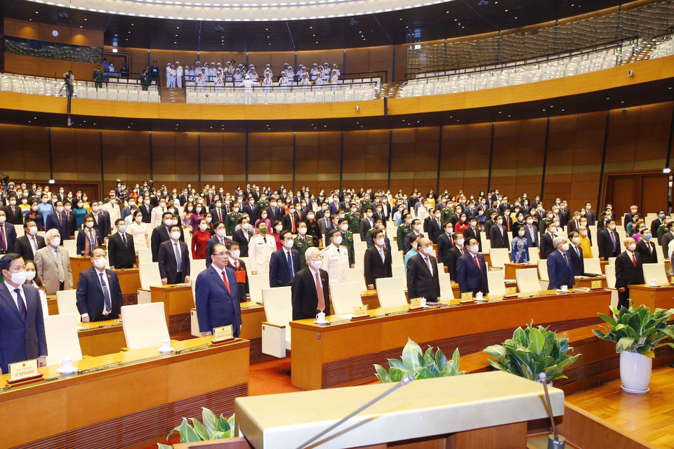 Lãnh đạo Đảng, Nhà nước và đại biểu Quốc hội thực hiện nghi thức chào cờ tại Lễ bế mạc kỳ họp. (Ảnh: Doãn Tấn/TTXVN)
