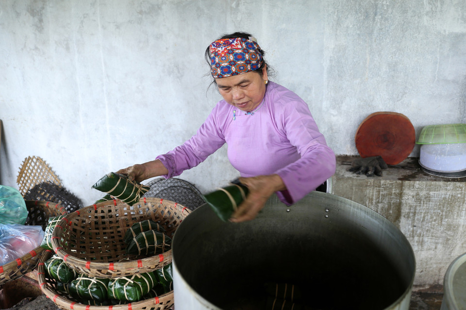 Bánh được đem đi luộc trên nồi gang sau 12 tiếng mới được vớt ra. (Ảnh: Quốc Khánh/TTXVN)