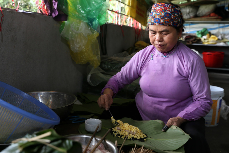Đồng bào dân tộc người Dáy (Lào Cai) gói bánh chưng đen chuẩn bị đón Tết. (Ảnh: Quốc Khánh/TTXVN)
