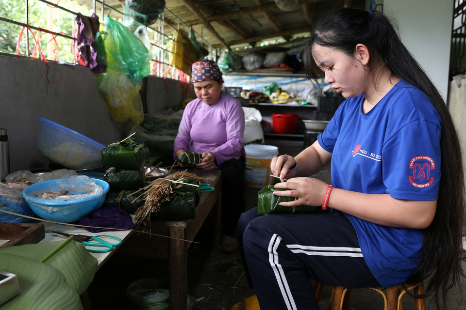 Đồng bào dân tộc người Dáy (Lào Cai) gói bánh chưng đen chuẩn bị đón Tết. (Ảnh: Quốc Khánh/TTXVN)