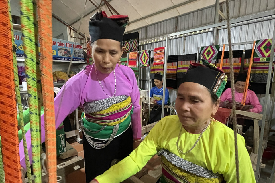 Bà Phạm Thị Bảo luôn tìm cách để bảo tồn và phát triển nghề dệt thổ cẩm trên đất Mường bằng cách tận tình chỉ dạy cho các chị em và thế hệ sau. (Ảnh: Khiếu Tư/TTXVN)