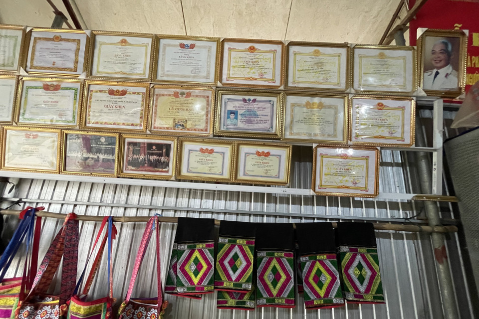 Bà Phạm Thị Bảo đang được huyện Ngọc Lặc, tỉnh Thanh Hóa, làm hồ sơ đề nghị xét tặng danh hiệu nghệ nhân ưu tú. (Ảnh: Khiếu Tư/TTXVN)