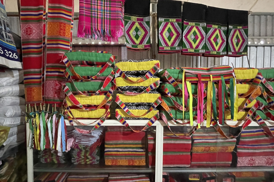 Sản phẩm thổ cẩm của cơ sở sản xuất hàng thổ cẩm dân tộc Mường Bảo Hằng đa dạng về mẫu mã, phong phú về màu sắc đáp ứng nhu cầu thị trường. (Ảnh: Khiếu Tư/TTXVN)
