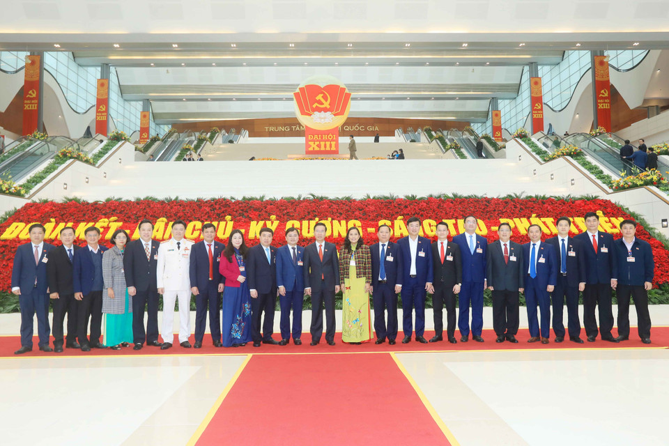 Đồng chí Võ Văn Thưởng, Ủy viên Bộ Chính trị, Bí thư Trung ương Đảng, Trưởng ban Tuyên giáo Trung ương chụp ảnh chung với các đại biểu. (Nguồn: TTXVN)