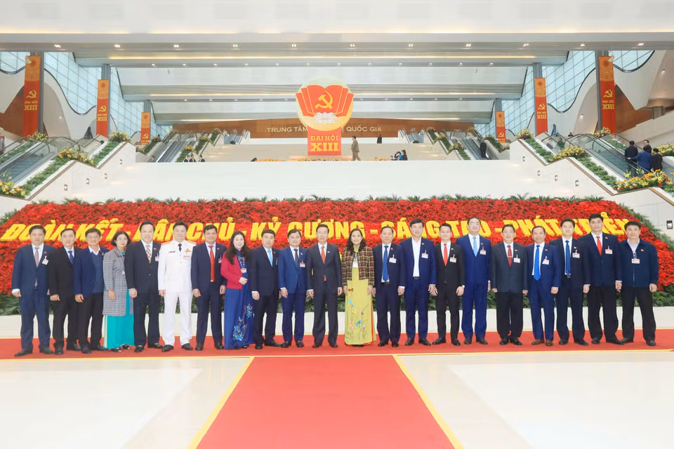 Đồng chí Võ Văn Thưởng, Ủy viên Bộ Chính trị, Bí thư Trung ương Đảng, Trưởng ban Tuyên giáo Trung ương chụp ảnh chung với các đại biểu. (Nguồn: TTXVN)