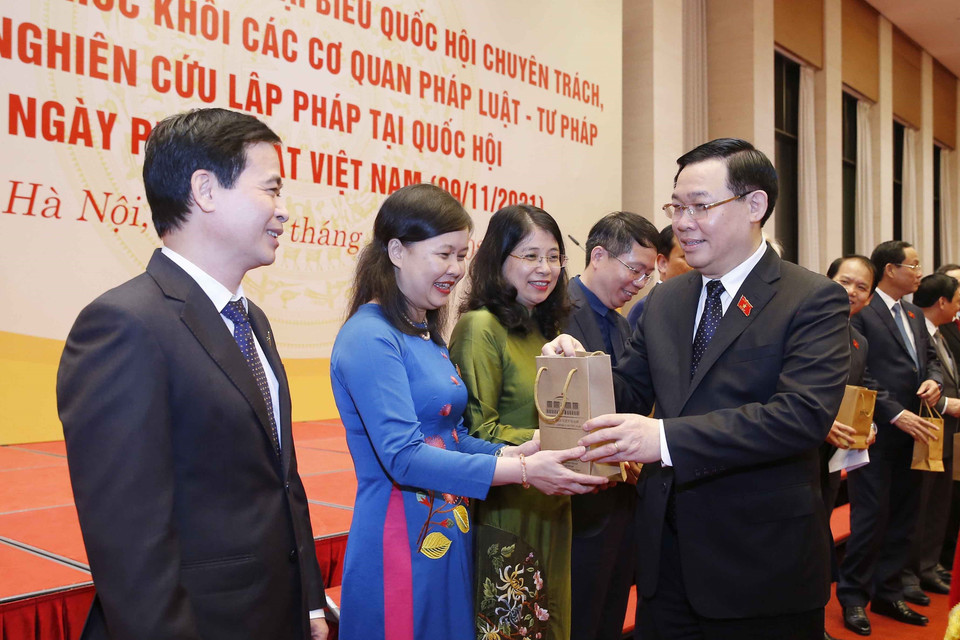 Chủ tịch Quốc hội tặng quà lưu niệm cho các đại biểu. (Ảnh: Doãn Tấn/TTXVN)