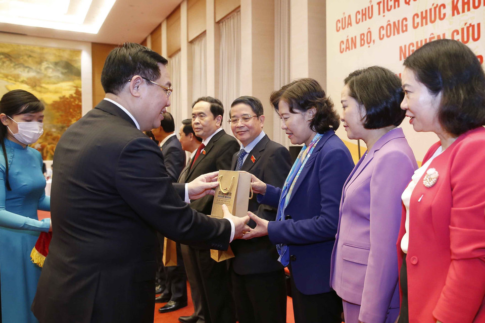 Chủ tịch Quốc hội Vương Đình Huệ gặp mặt các đại biểu Quốc hội chuyên trách, cán bộ, công chức khối các cơ quan pháp luật, tư pháp, nghiên cứu lập pháp tại Quốc hội, nhân Ngày pháp luật Việt Nam (9/11/2021). (Ảnh: Doãn Tấn/TTXVN)