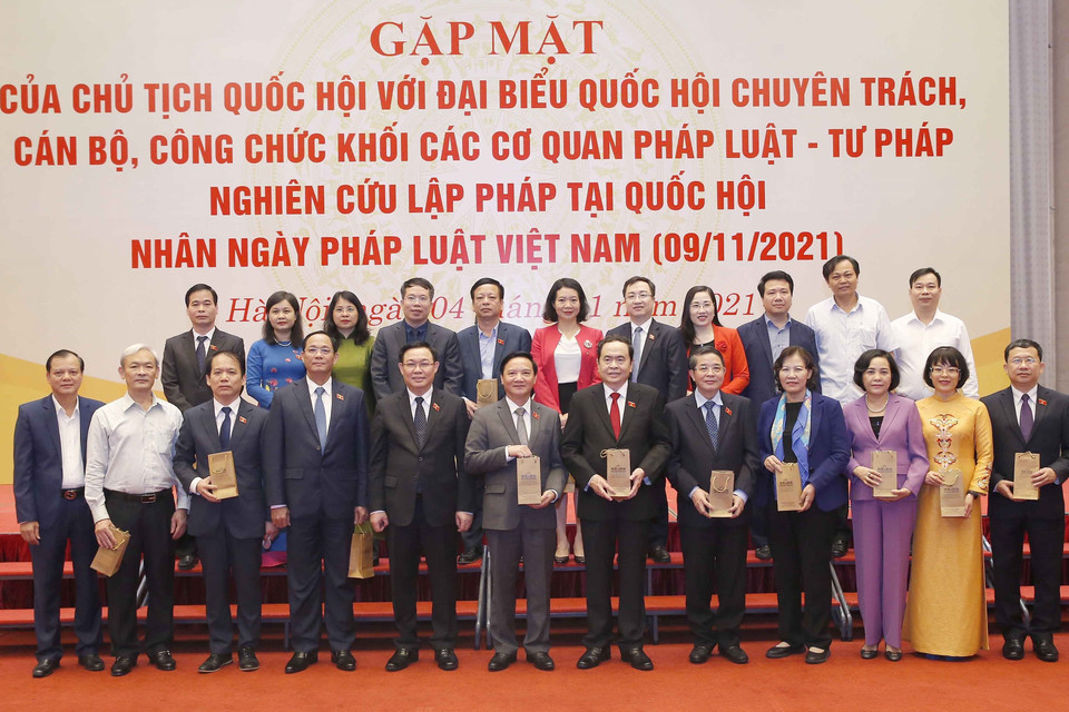 Chủ tịch Quốc hội Vương Đình Huệ gặp mặt các đại biểu Quốc hội chuyên trách, cán bộ, công chức khối các cơ quan pháp luật, tư pháp, nghiên cứu lập pháp. (Ảnh: Doãn Tấn/TTXVN)