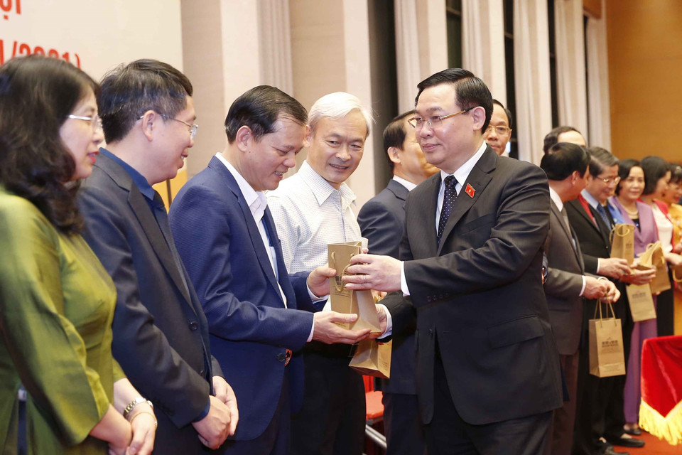 Chủ tịch Quốc hội Vương Đình Huệ tặng quà lưu niệm cho các đại biểu. (Ảnh: Doãn Tấn/TTXVN)