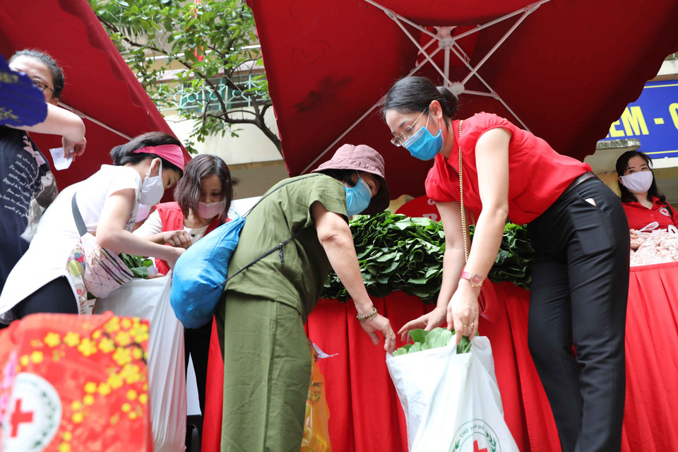 Người khuyết tật, người có hoàn cảnh khó khăn trên địa bàn quận Hoàn Kiếm nhận những phần hỗ trợ tại Chợ Nhân đạo. (Ảnh: Thanh Tùng/TTXVN)