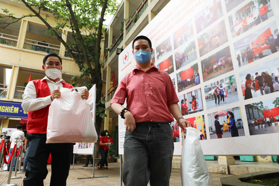 Người khuyết tật, người có hoàn cảnh khó khăn trên địa bàn quận Hoàn Kiếm nhận những phần hỗ trợ tại Chợ Nhân đạo. (Ảnh: Thanh Tùng/TTXVN)