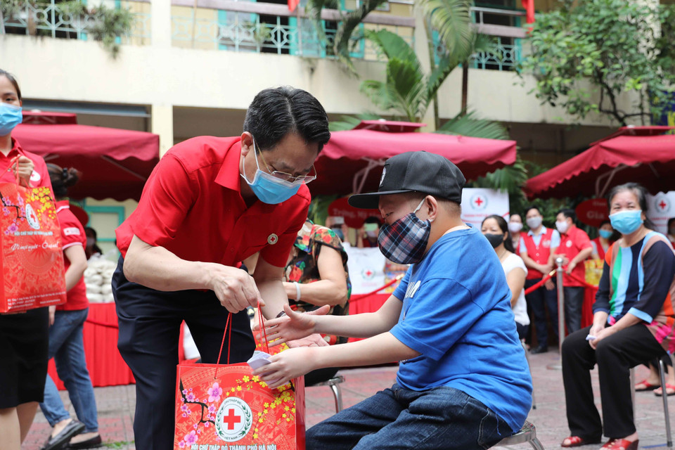 Tặng quà cho người khuyết tật, người có hoàn cảnh khó khăn trên địa bàn quận Hoàn Kiếm. (Ảnh: Thanh Tùng/TTXVN)