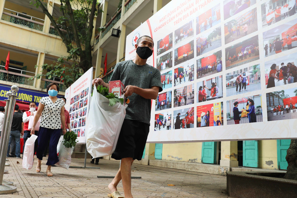 Người khuyết tật, người có hoàn cảnh khó khăn trên địa bàn quận Hoàn Kiếm nhận những phần hỗ trợ tại Chợ Nhân đạo. (Ảnh: Thanh Tùng/TTXVN)