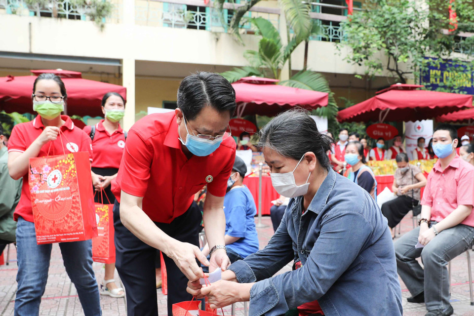 Tặng quà cho người khuyết tật, người có hoàn cảnh khó khăn trên địa bàn quận Hoàn Kiếm. (Ảnh: Thanh Tùng/TTXVN)