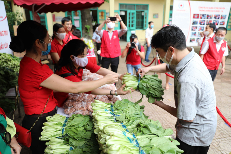 Người khuyết tật, người có hoàn cảnh khó khăn trên địa bàn quận Hoàn Kiếm nhận những phần hỗ trợ tại Chợ Nhân đạo. (Ảnh: Thanh Tùng/TTXVN)