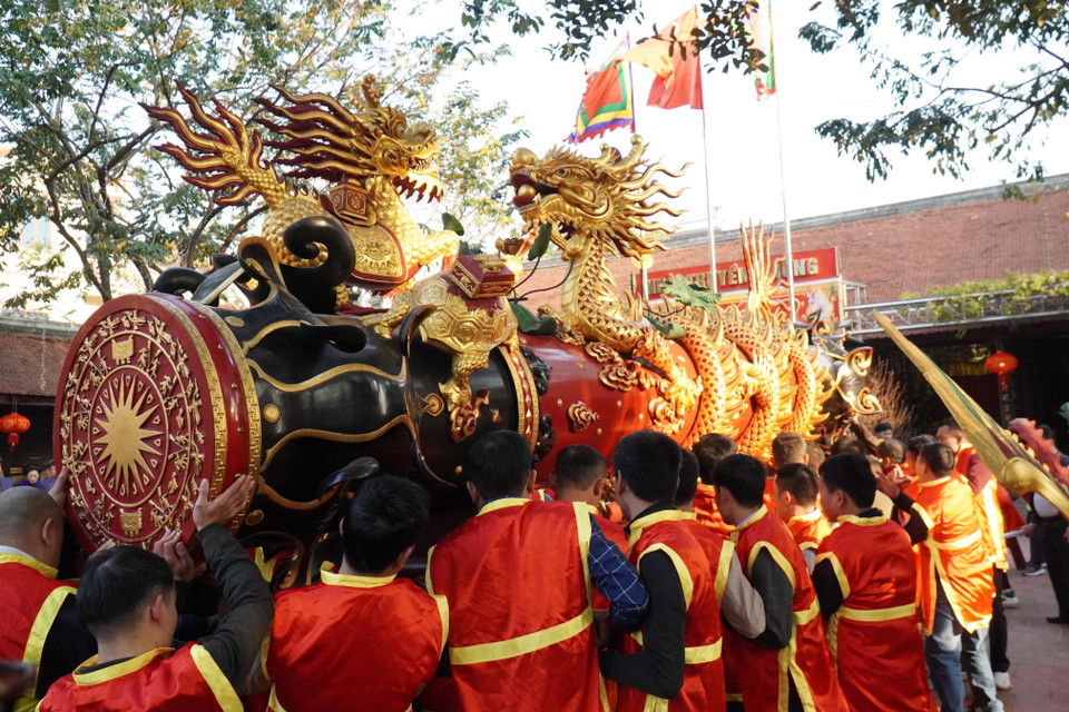 Người dân phường Đồng Kỵ đưa pháo từ Nhà truyền thống ra sân để chuẩn bị cho Lễ rước pháo. (Ảnh: Thái Hùng/TTXVN)