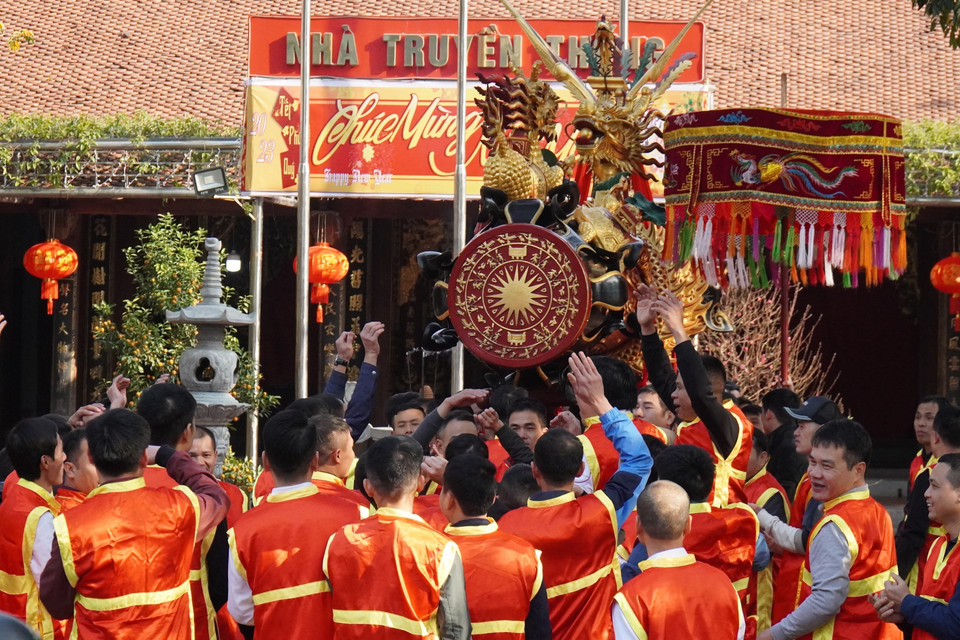 Nghi thức lễ hội rước pháo Đồng Kỵ (Bắc Ninh). (Ảnh: Thái Hùng/TTXVN)