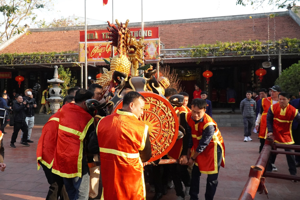 Người dân phường Đồng Kỵ đưa pháo từ Nhà truyền thống ra sân để chuẩn bị cho Lễ rước pháo. (Ảnh: Thái Hùng/TTXVN)