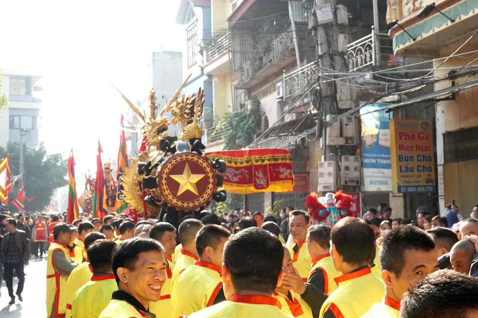 Lễ hội rước pháo Đồng Kỵ để cầu mong một năm làm ăn phát tài, gặp nhiều may mắn. (Ảnh: Thái Hùng/TTXVN)