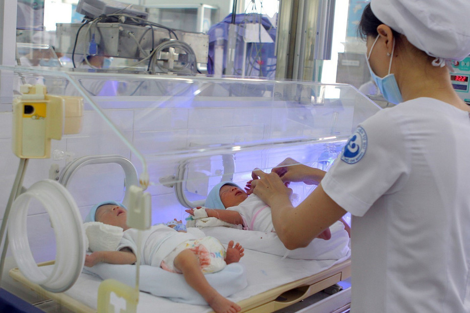 Ngành Y tế đã có bước phát triển toàn diện, mạnh mẽ. Việt Nam được cộng đồng quốc tế đánh giá là điểm sáng thực hiện mục tiêu Thiên niên kỷ của Liên hợp quốc. Mạng lưới y tế dự phòng, cơ sở khám chữa bệnh, sản xuất và cung ứng dược phẩm, bảo hiểm y tế, năng lực chuyên môn của đội ngũ y bác sỹ đều có bước phát triển; nhiều thành tựu y tế của Việt Nam mang tầm vóc thế giới. (Ảnh: Phương Vy/TTXVN)