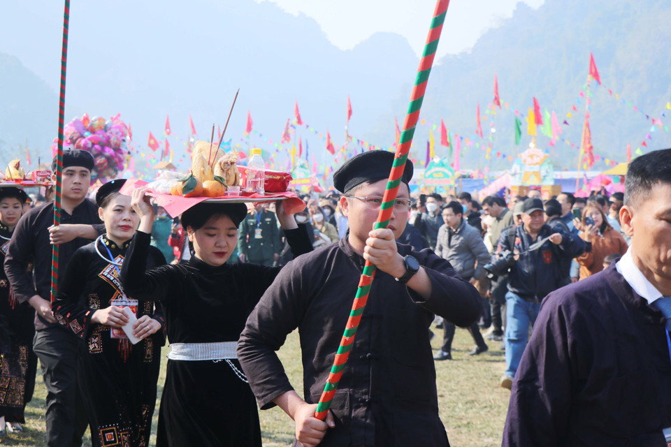 Phần nghi lễ quan trọng nhất lễ hội là rước mâm lễ, thắp hương, khấn lễ cầu mùa. (Ảnh: Vũ Hoàng Giang/TTXVN)