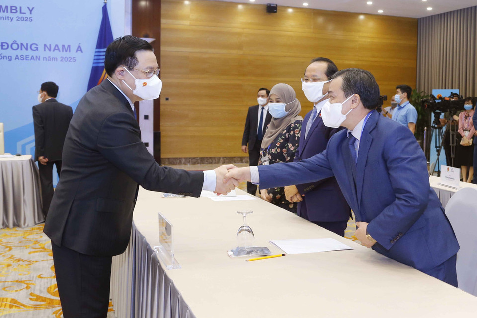 Chủ tịch Quốc hội Vương Đình Huệ với các đại biểu. (Ảnh: Doãn Tấn/TTXVN)