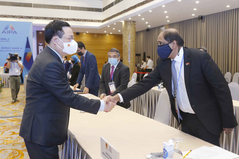 Chủ tịch Quốc hội Vương Đình Huệ với các đại biểu nước ngoài. (Ảnh: Doãn Tấn/TTXVN)