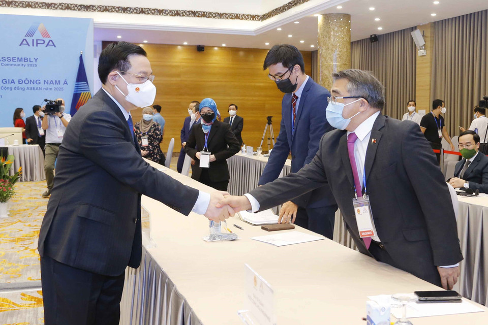 Hình ảnh Chủ tịch Quốc hội Vương Đình Huệ với các đại biểu. (Ảnh: Doãn Tấn/TTXVN)