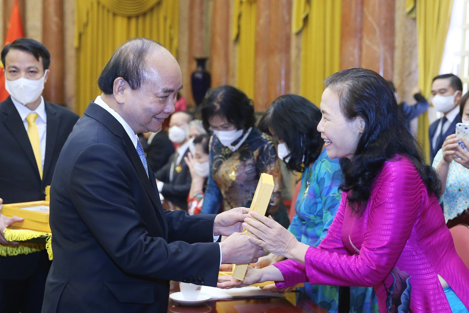 Chủ tịch nước Nguyễn Xuân Phúc gặp mặt thân mật Đoàn đại biểu Trung ương Hội Người cao tuổi Việt Nam nhân kỷ niệm 30 năm Ngày Quốc tế Người cao tuổi (01/10/1991-01/10/2021) (Ảnh: Lâm Khánh/TTXVN)