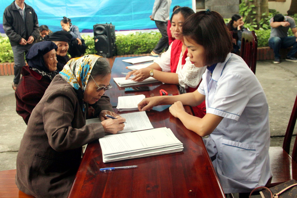 Bệnh viện Đa khoa tỉnh Tuyên Quang phối hợp với bệnh viện Mắt Trung ương, Hội Chữ thập Đỏ tỉnh Tuyên Quang và Quỹ Thiện Tâm - Tập đoàn Vingroup tổ chức Chương trình phẫu thuật nhân đạo thay thủy tinh thể miễn phí cho 500 người cao tuổi có hoàn cảnh khó khăn trên địa bàn tỉnh. (Ảnh: Quang Cường/TTXVN)