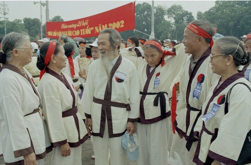 Gặp gỡ các cụ người cao tuổi tại lễ hội Bác Hồ với người cao tuổi nhân kỷ niệm Ngày quốc tế về Người cao tuổi 1/10 (2002). (Ảnh: Đình Trân/TTXVN)